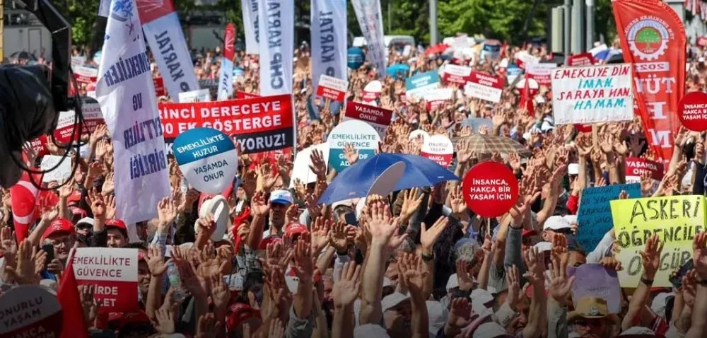 Emekliler Yürüyor: “Geçinemiyoruz!”